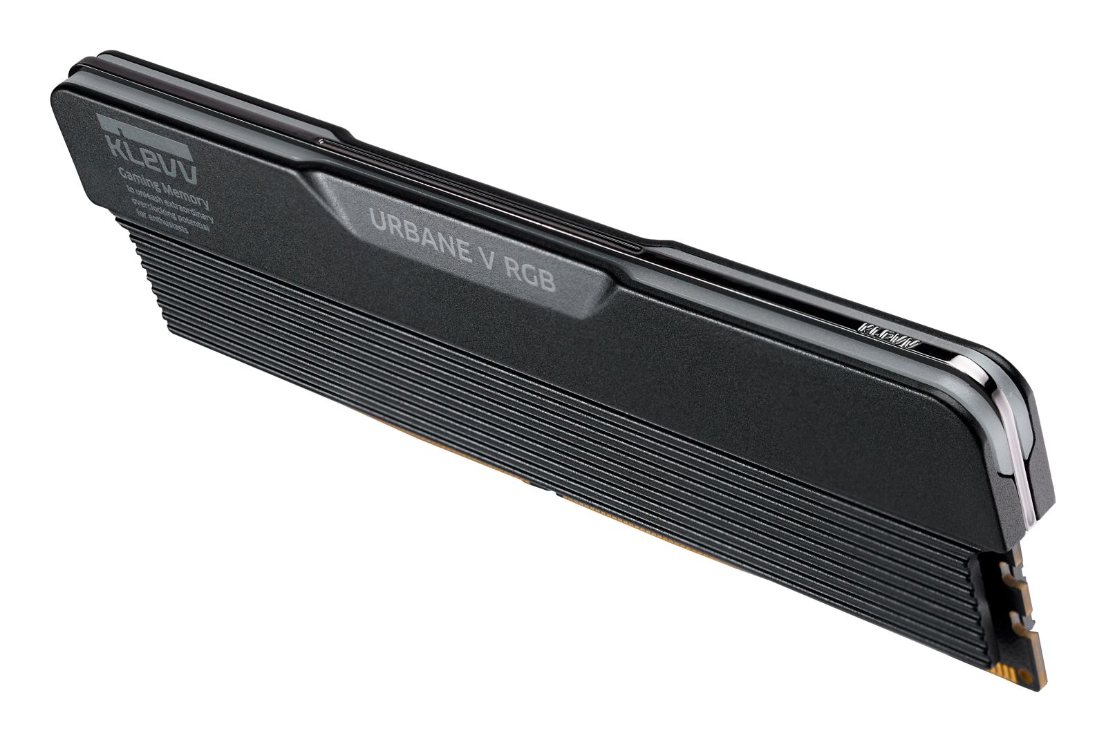 Modulo RAM da gioco KLEVV URBANE V RGB nero con dissipatore scanalato su sfondo bianco.