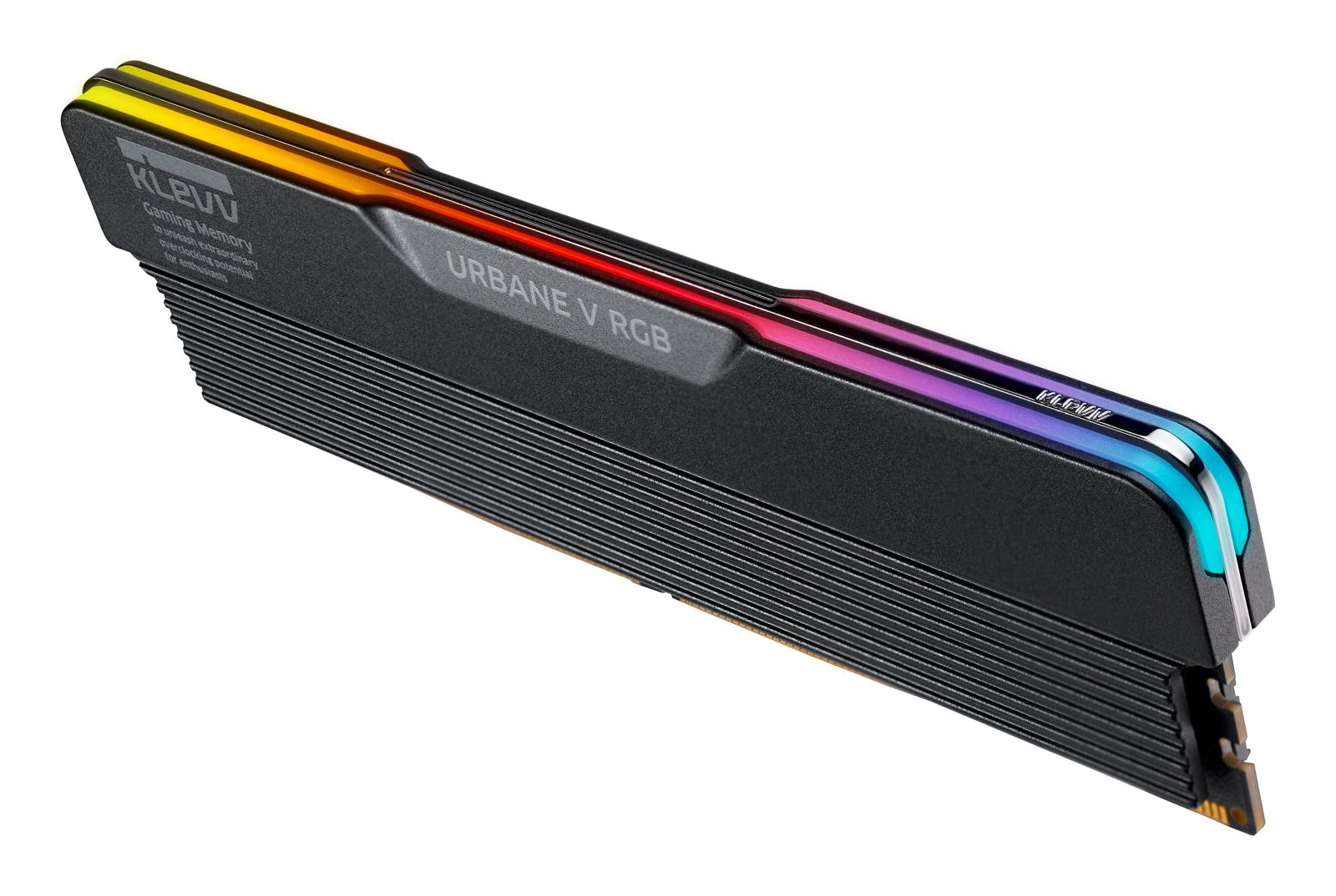 Un modulo RAM da gioco KLEVV Urbane V RGB nero con LED arcobaleno luminosi sulla parte superiore.