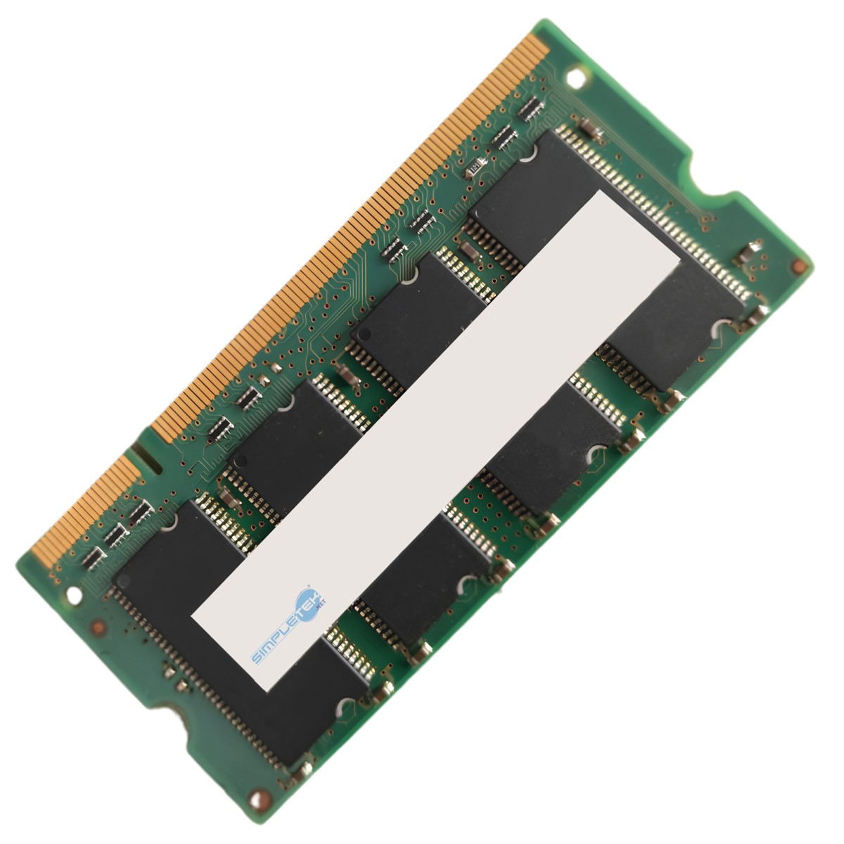 Banco RAM verde con chip neri e un'etichetta bianca centrale su sfondo bianco.