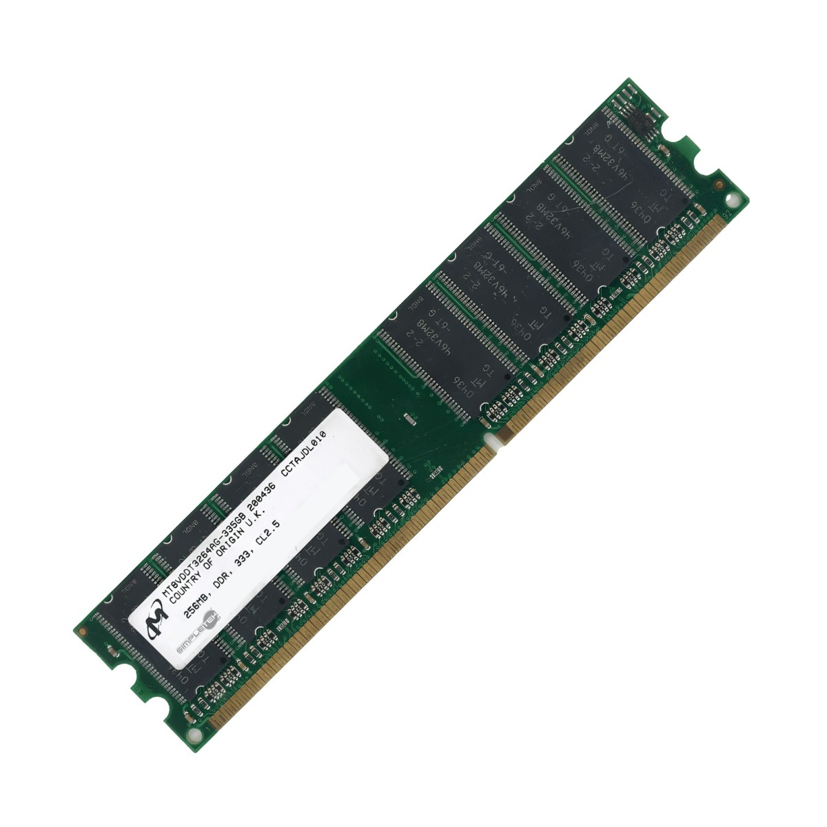 Modulo di memoria RAM verde con chip neri e un'etichetta bianca su sfondo bianco.