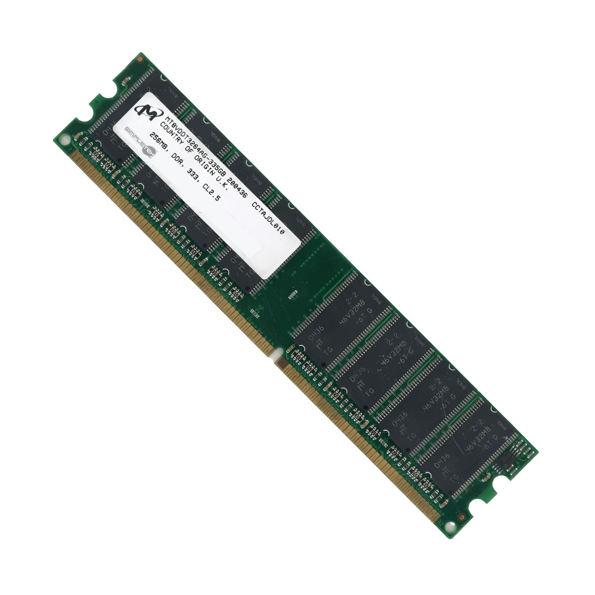 Modulo di memoria RAM DDR verde con striscia di contatti dorata e una grande etichetta bianca su sfondo nero.