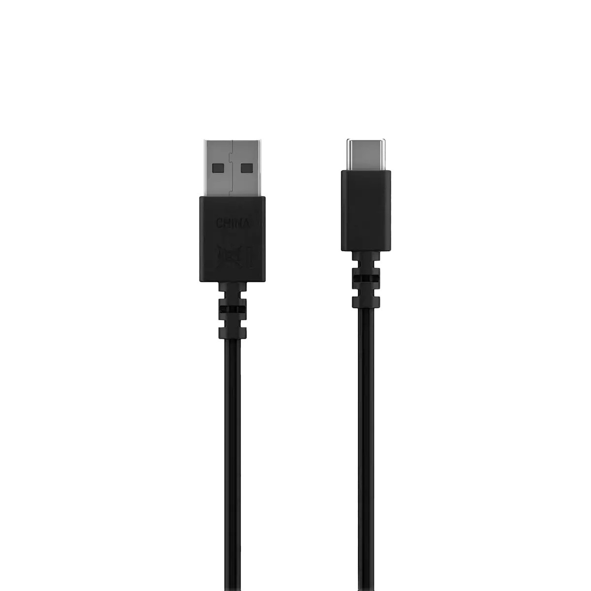 Un cavo USB nero con un connettore USB-A standard a sinistra e un connettore USB-C a destra su uno sfondo bianco.