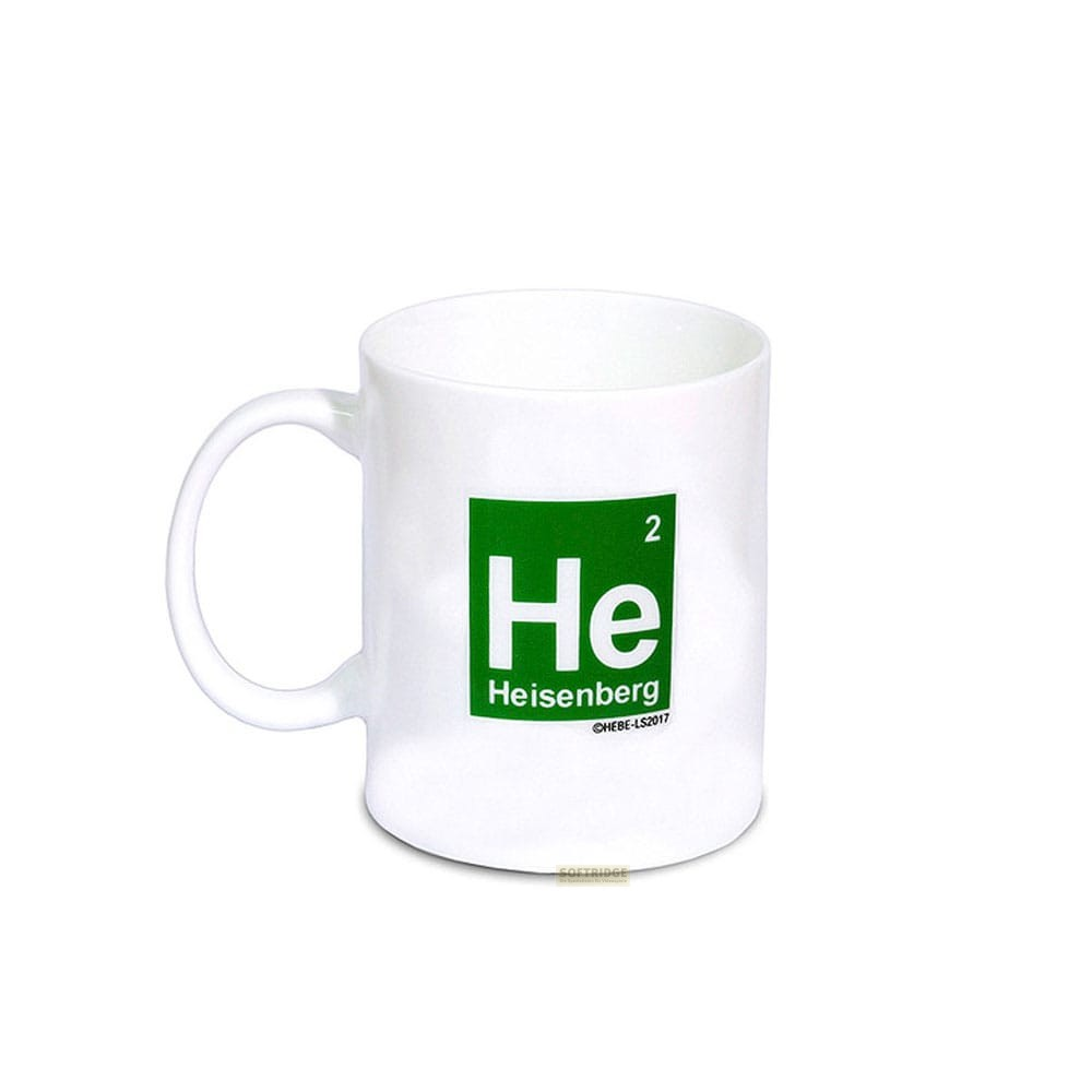 Taza de cerámica blanca con un diseño verde de la tabla periódica de Heisenberg sobre fondo blanco.