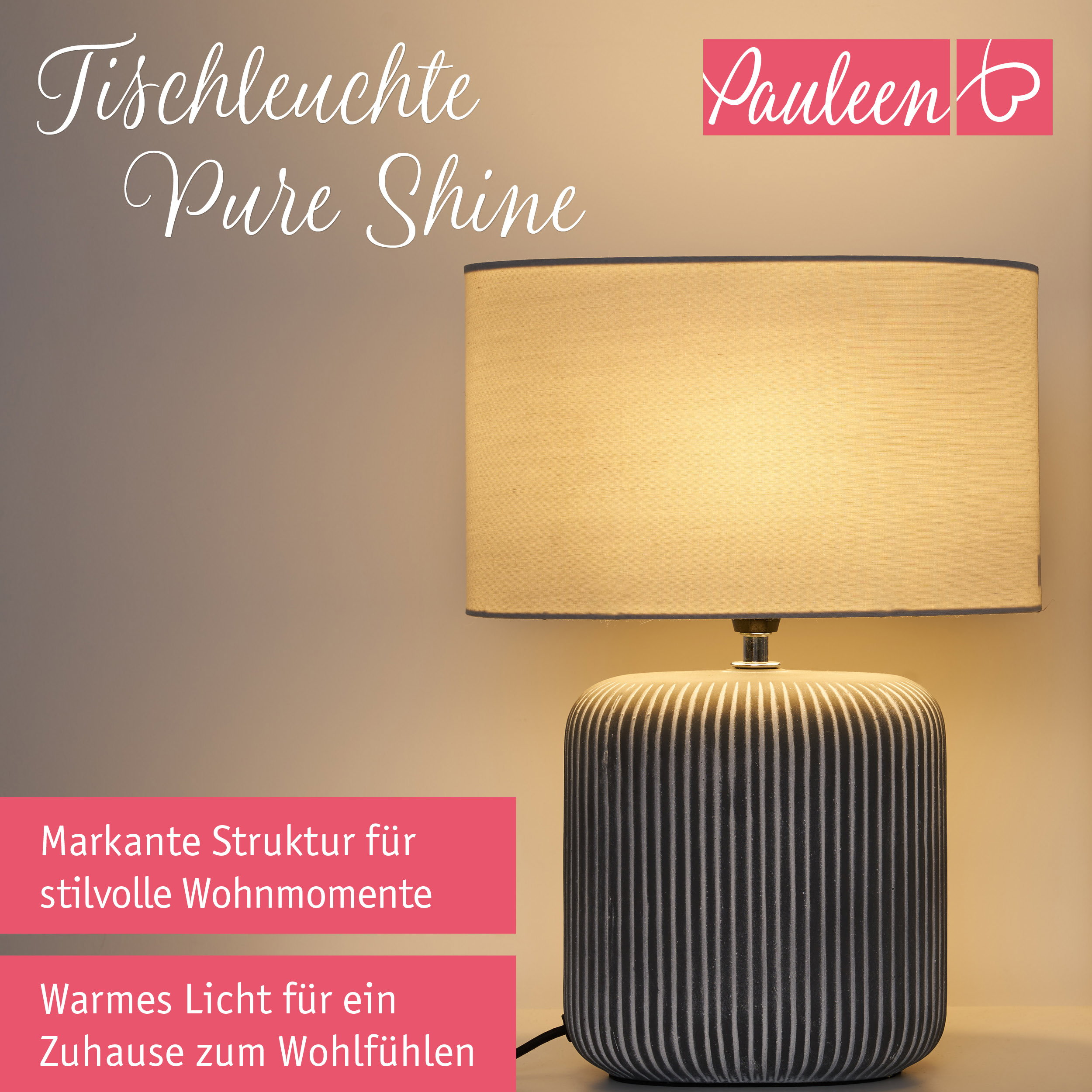 Beigefarbene Tischleuchte mit geripptem grauen Sockel und Text von Pauleen vor hellem Hintergrund.