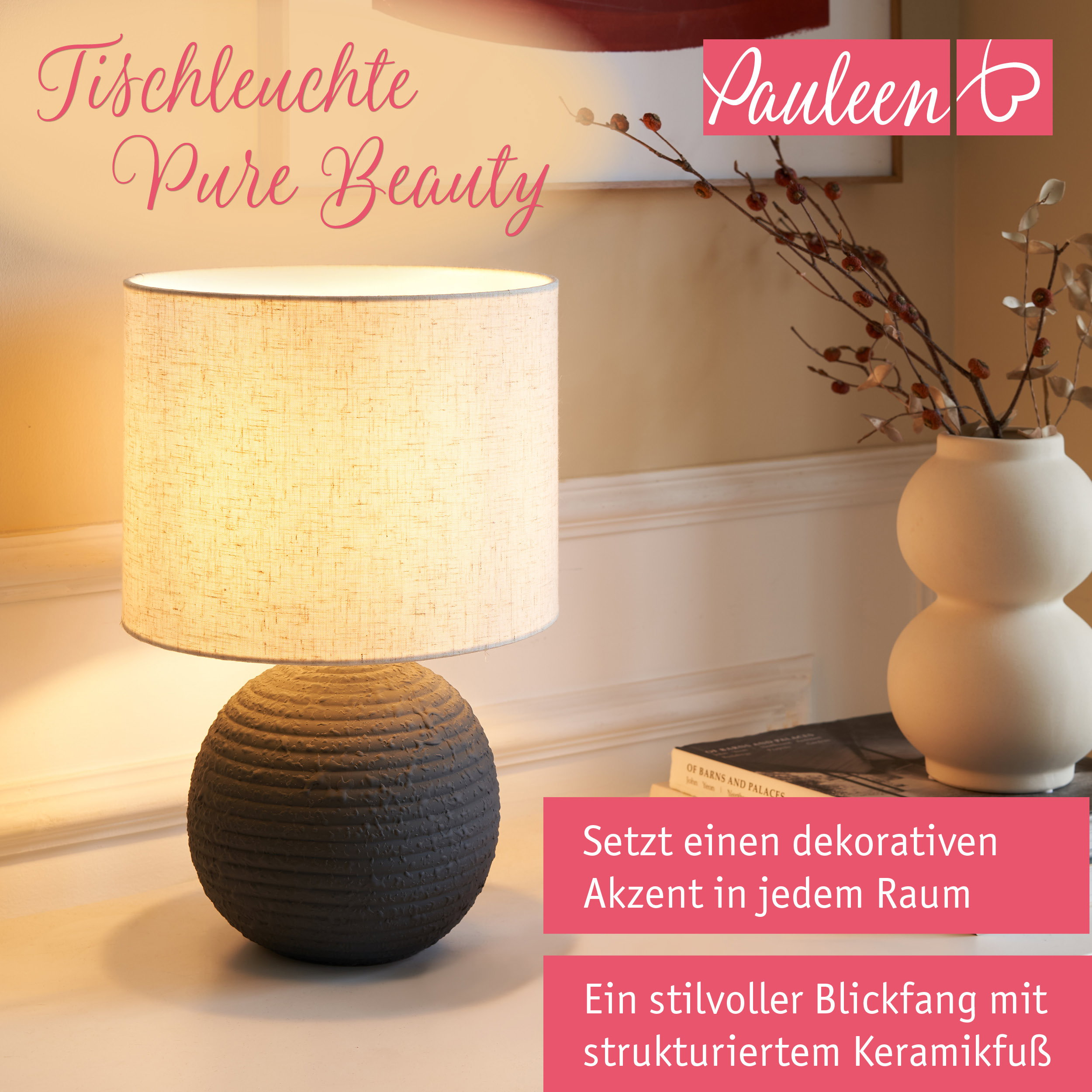 Beige Tischleuchte mit strukturiertem Keramikfuß, weißem Schirm und Vase mit Zweigen auf weißer Kommode.