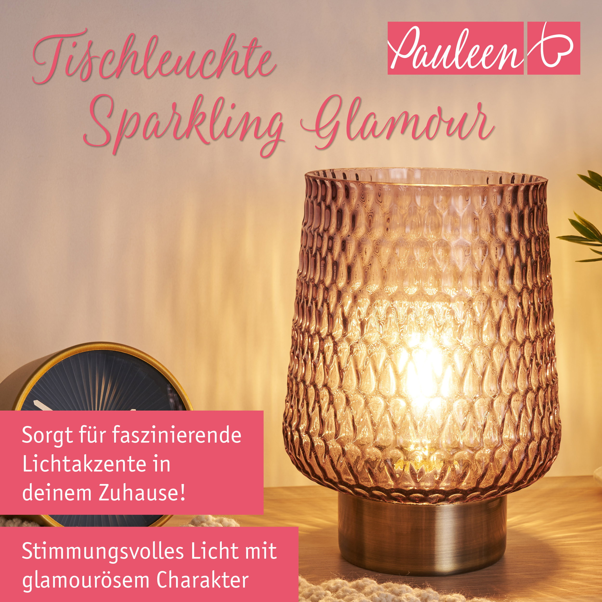 Eine beleuchtete Tischleuchte aus rosa Glas mit Messingfuß und Uhr daneben, mit Text.