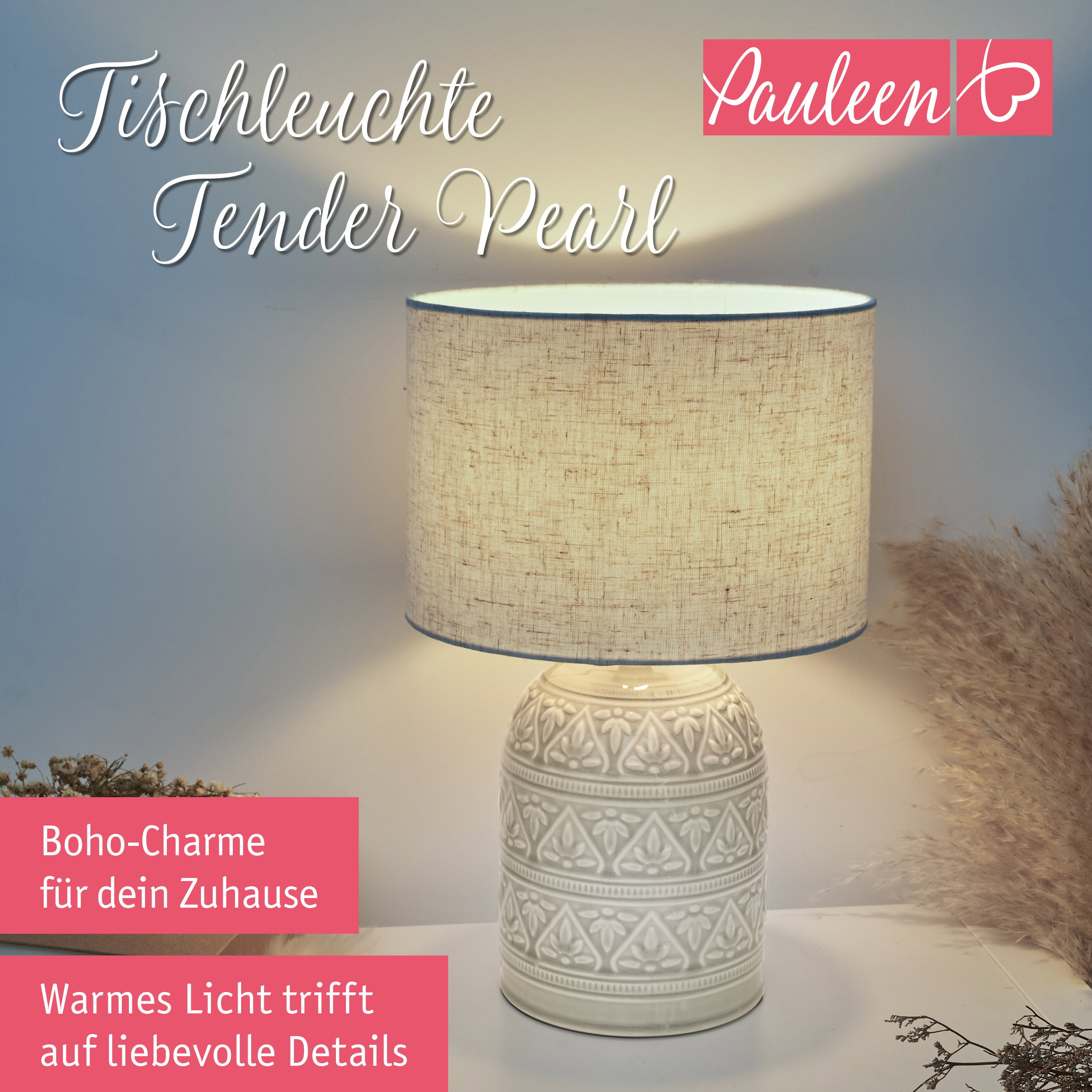 Eine weiße Tischlampe mit Muster, Textil Schirm und Text überpüft.