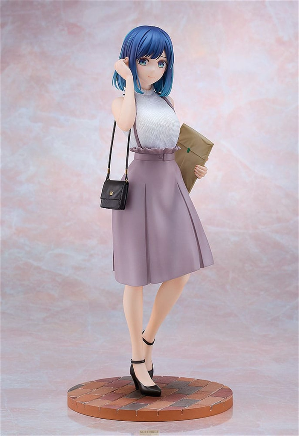 Una figura estilo anime con cabello azul viste top blanco, falda morada y sostiene un bolso sobre fondo jaspeado.