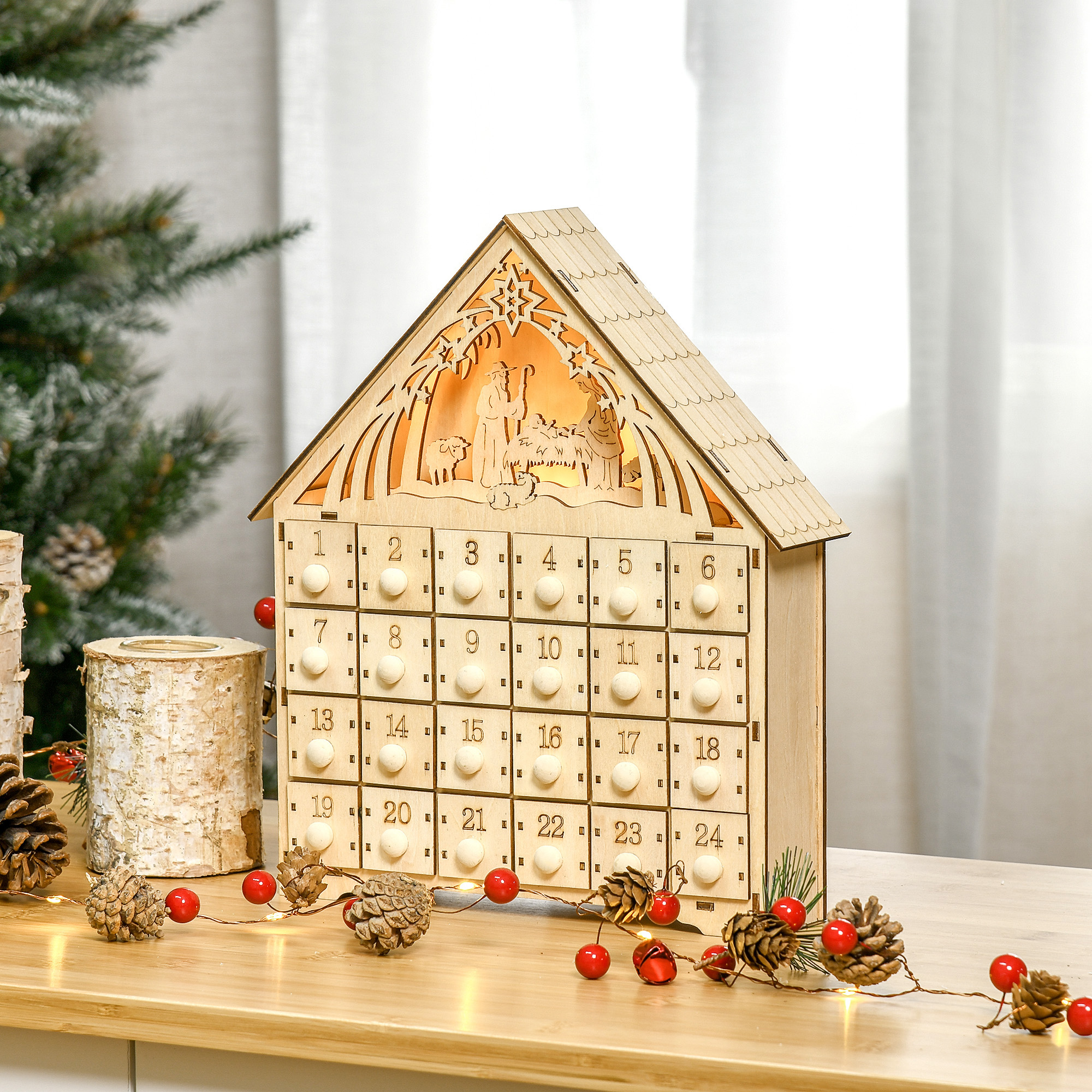 Calendario de adviento de madera iluminado en forma de casa con 24 cajones y piñas.