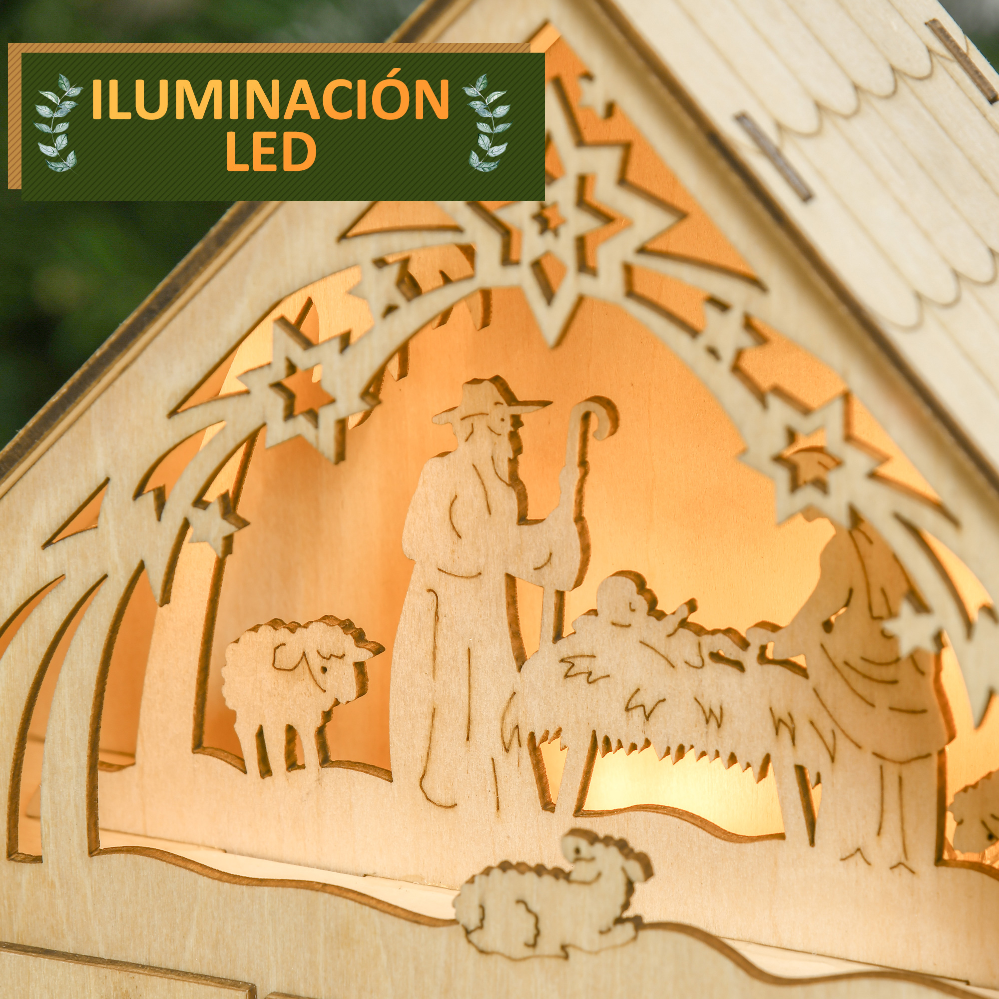 Belén de madera iluminado con figuras y estrellas.