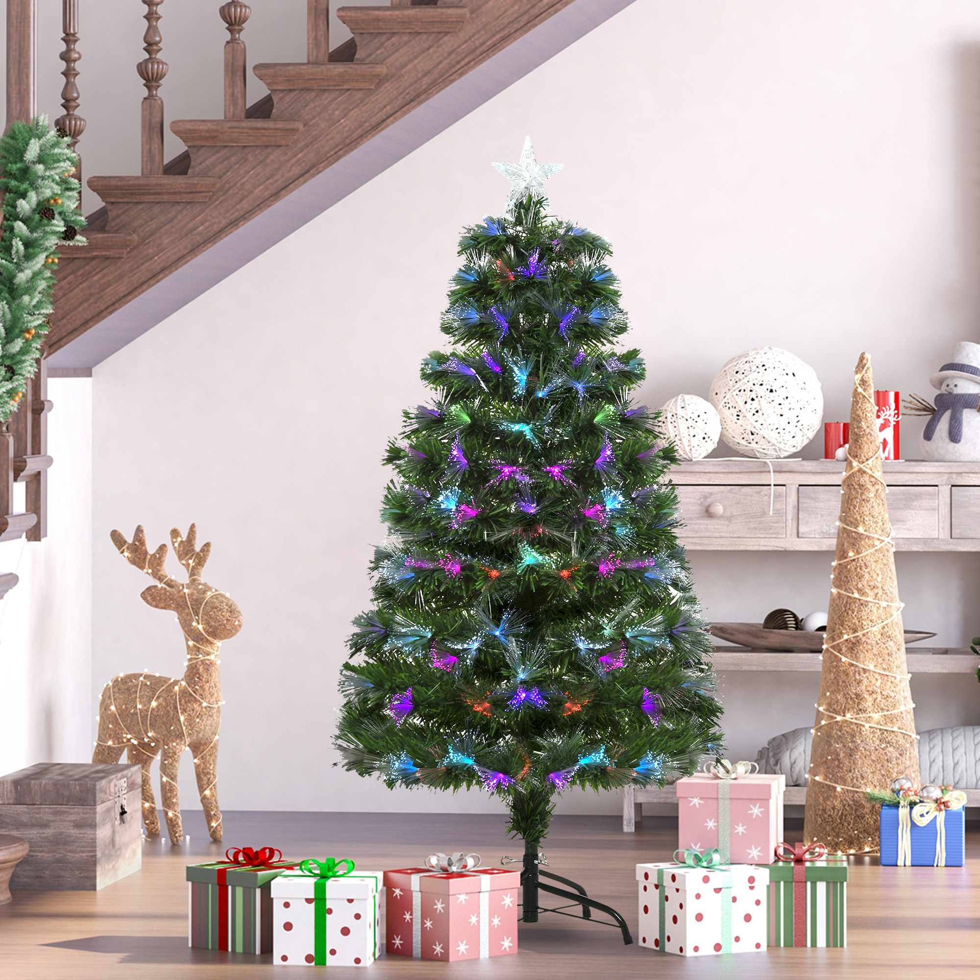 Árbol de Navidad iluminado con regalos debajo, cerca de unas escaleras de madera.
