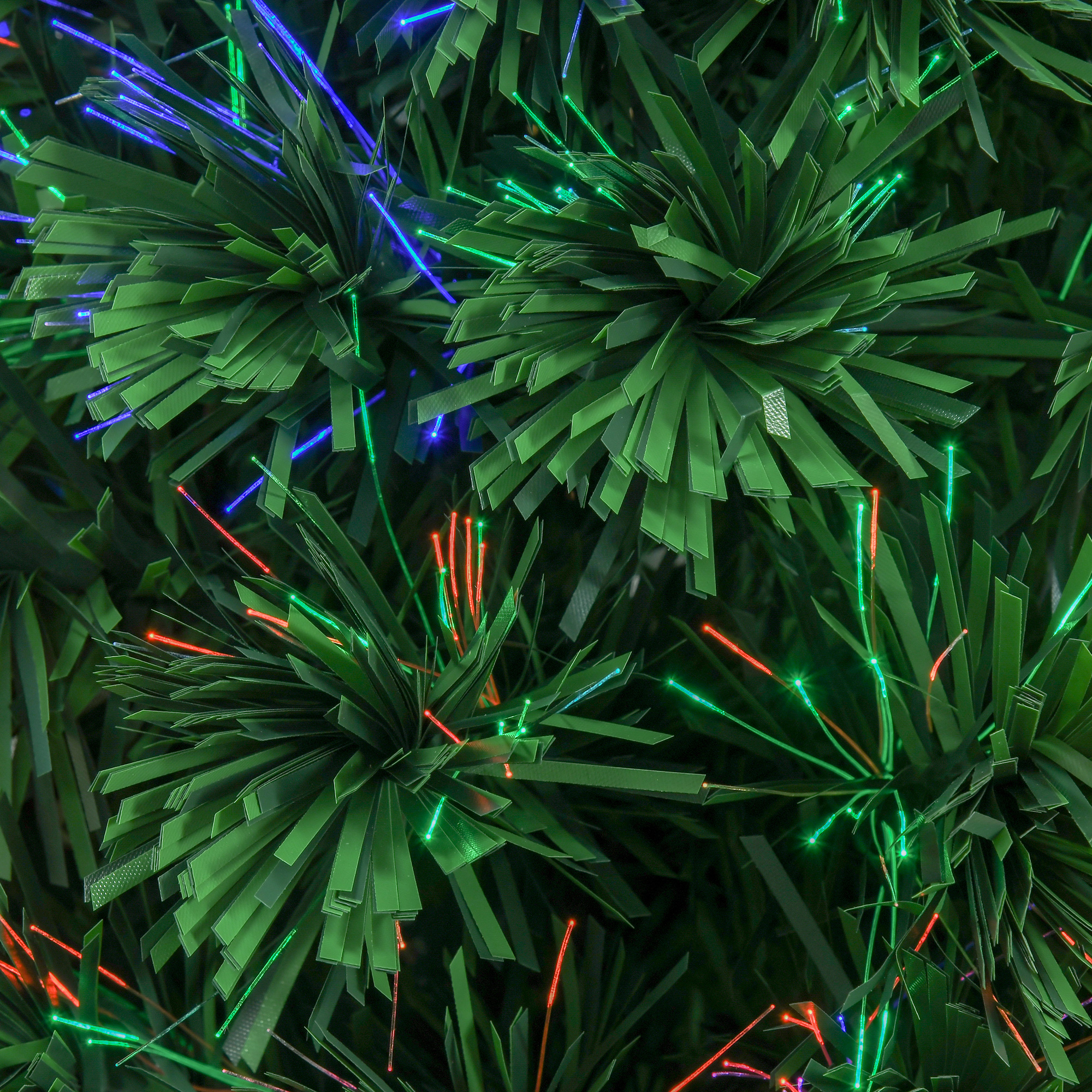 Agujas de pino verdes artificiales con puntas de fibra óptica brillantes azules, rojas y verdes.