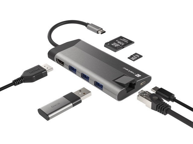 Un hub USB-C grigio con varie porte, chiavette USB, schede di memoria e cavi su uno sfondo bianco.