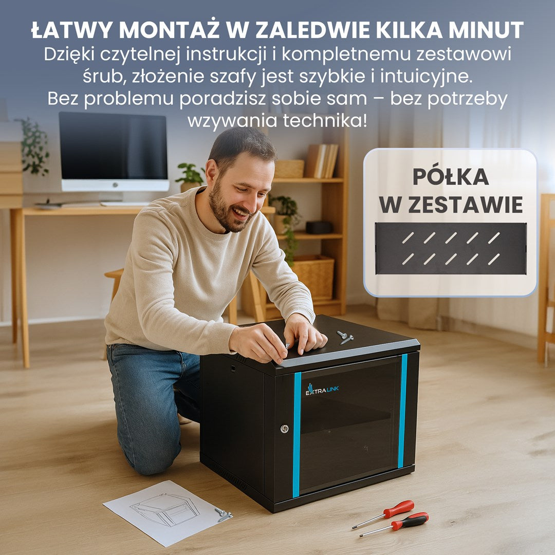 Uśmiechnięty mężczyzna składa małą czarną szafę sieciową na drewnianej podłodze z narzędziami.