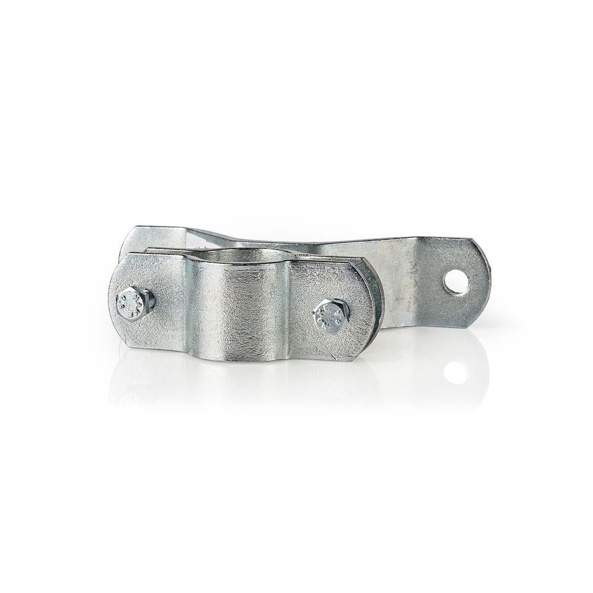 Un morsetto in metallo argentato con due bulloni su sfondo bianco.