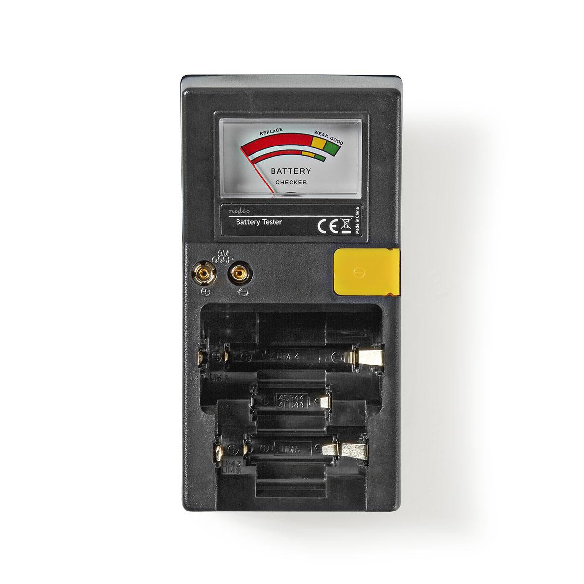 Ein schwarzer Batterietester aus Plastik hat oben eine analoge Anzeige und darunter mehrere Batterieschächte vor weißem Hintergrund.