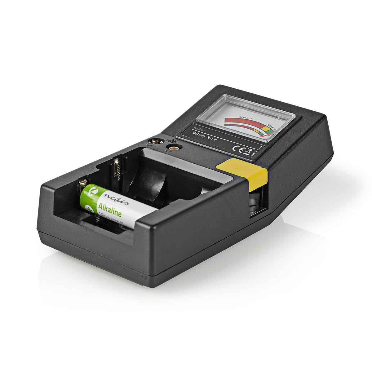Ein schwarzer Batterietester mit einer grünen Nedis-Alkalibatterie im Fach und einer analogen Anzeige.