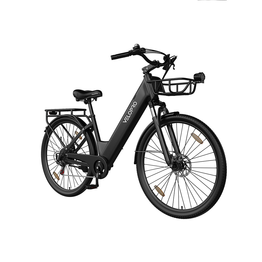 Una bicicletta elettrica nera con cestino anteriore e portapacchi su sfondo bianco.