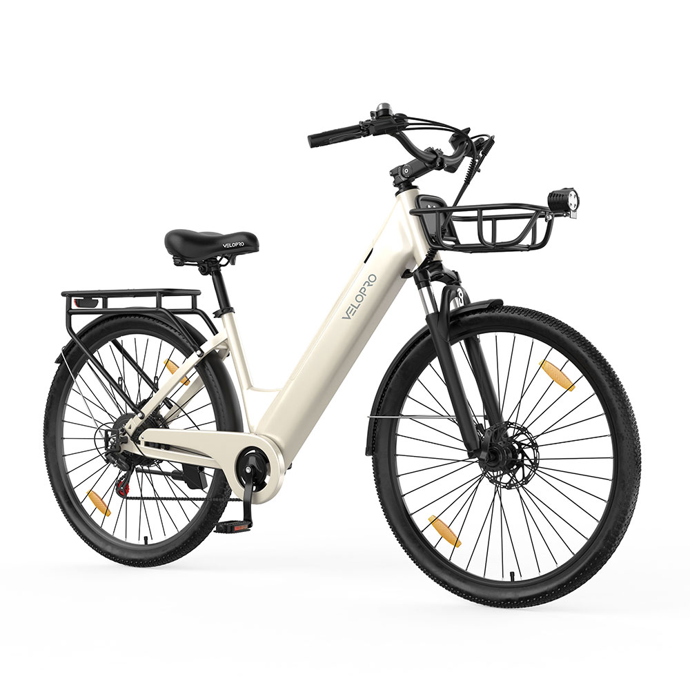 Una bicicletta elettrica Velopro beige con manubrio nero, cestino anteriore e portapacchi su sfondo bianco.