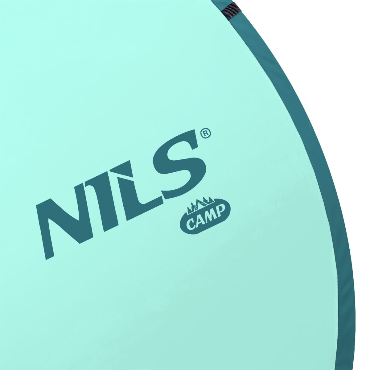 La tienda verde claro muestra el logo turquesa oscuro de NILS CAMP.