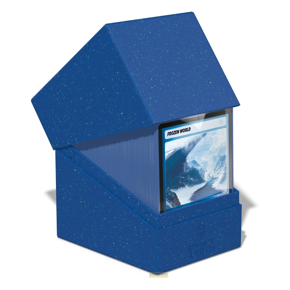 Une boîte de jeu de cartes bleue mouchetée contient des cartes, le couvercle ouvert révèle une carte Frozen World.