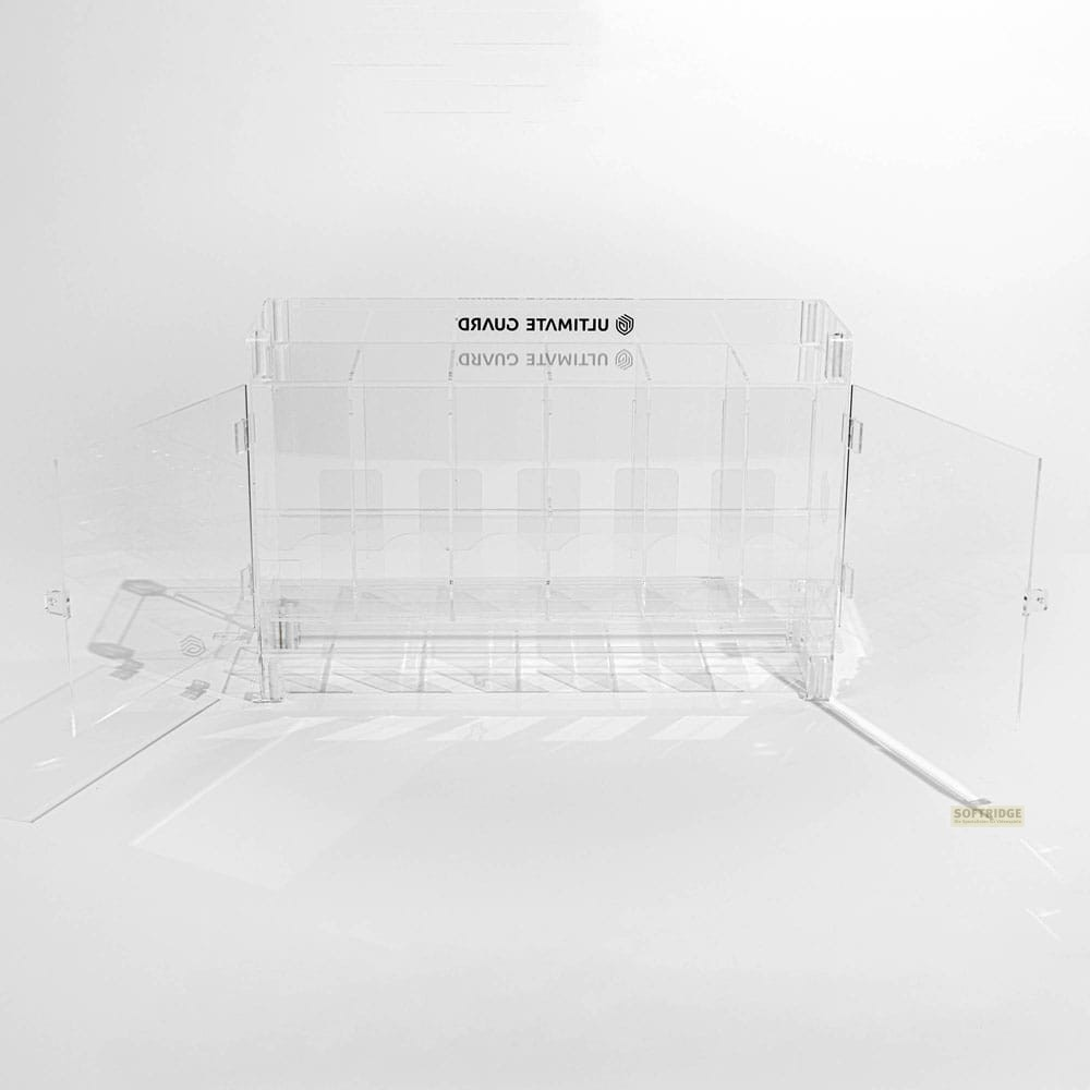 Un étui de cartes à collectionner en acrylique transparent avec des portes ouvertes sur fond blanc.
