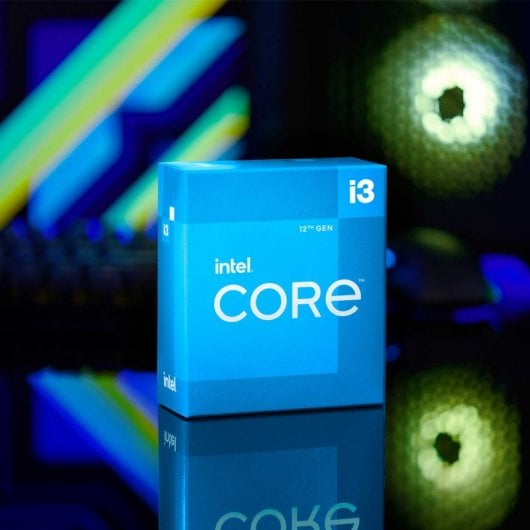 Scatola blu del processore Intel Core i3 davanti a un PC da gioco colorato con luci.