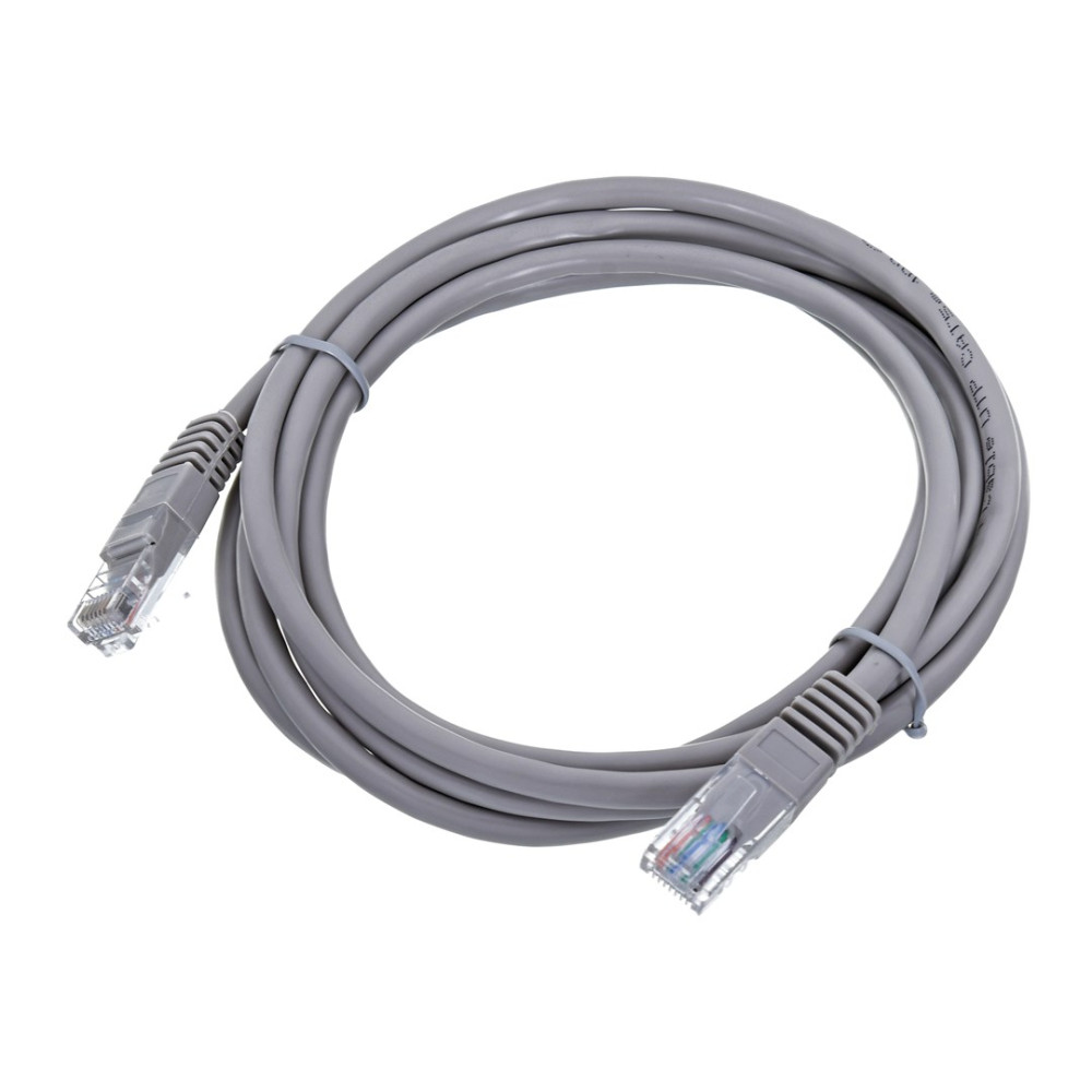 Un cable Ethernet gris con conectores RJ45 sobre un fondo blanco.