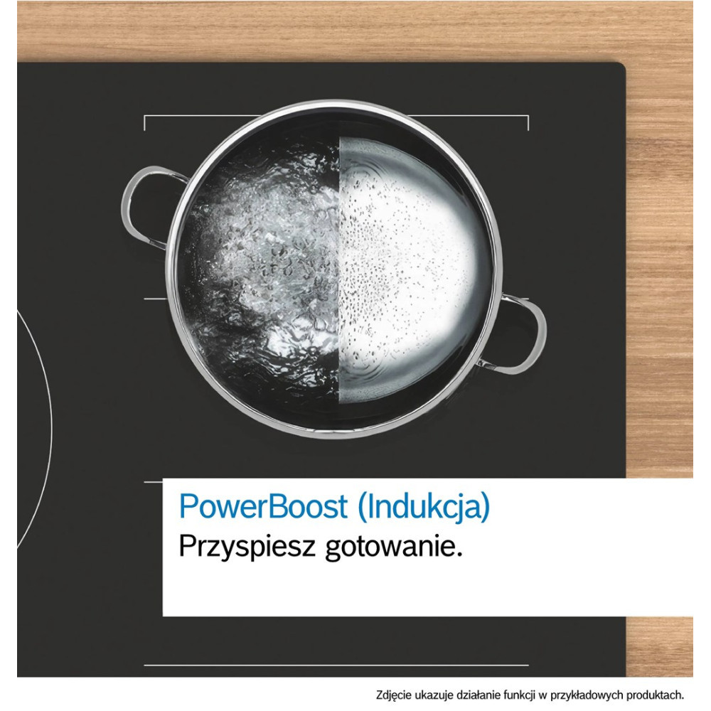 Una olla de agua hirviendo en una placa de inducción, texto muestra la función PowerBoost.
