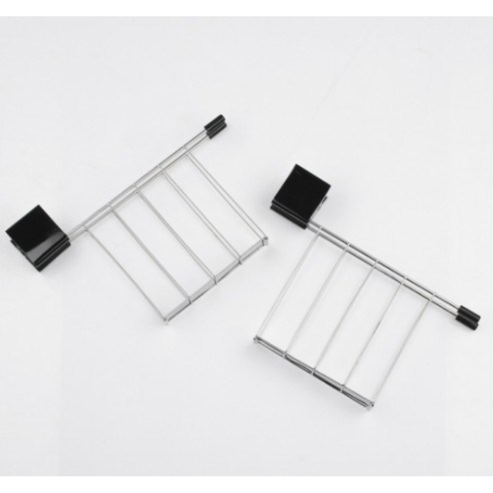 Deux grilles métalliques argentées avec des clips noirs sur fond blanc.