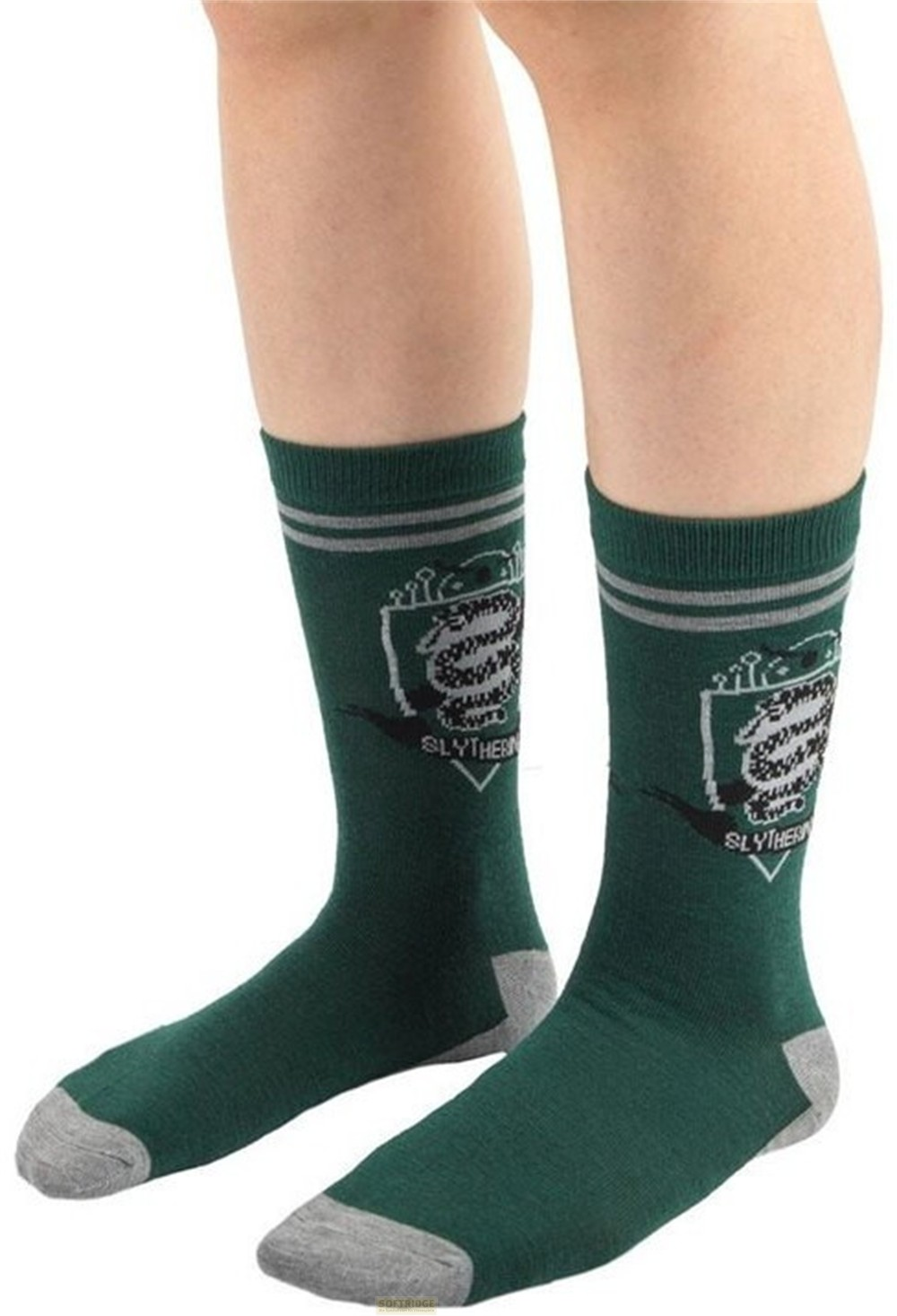 Grüne Socken mit grauem Bund, Fersen und Zehen, verziert mit einem Slytherin-Wappen.
