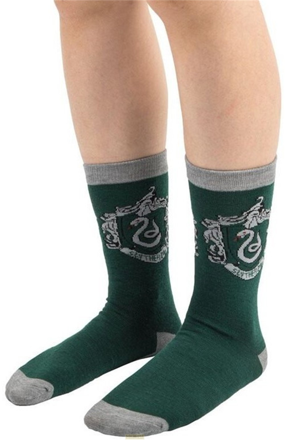 Grüne Slytherin-Socken mit grauem Bündchen, Zehen und Fersen sowie dem Hauswappen.