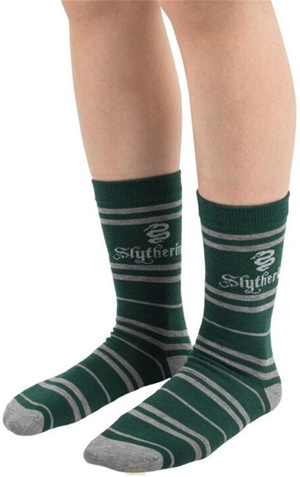 Person trägt grüne Slytherin-Socken mit grauen Streifen, einem Schlangenlogo und grauem Zehenbereich auf weißem Grund.