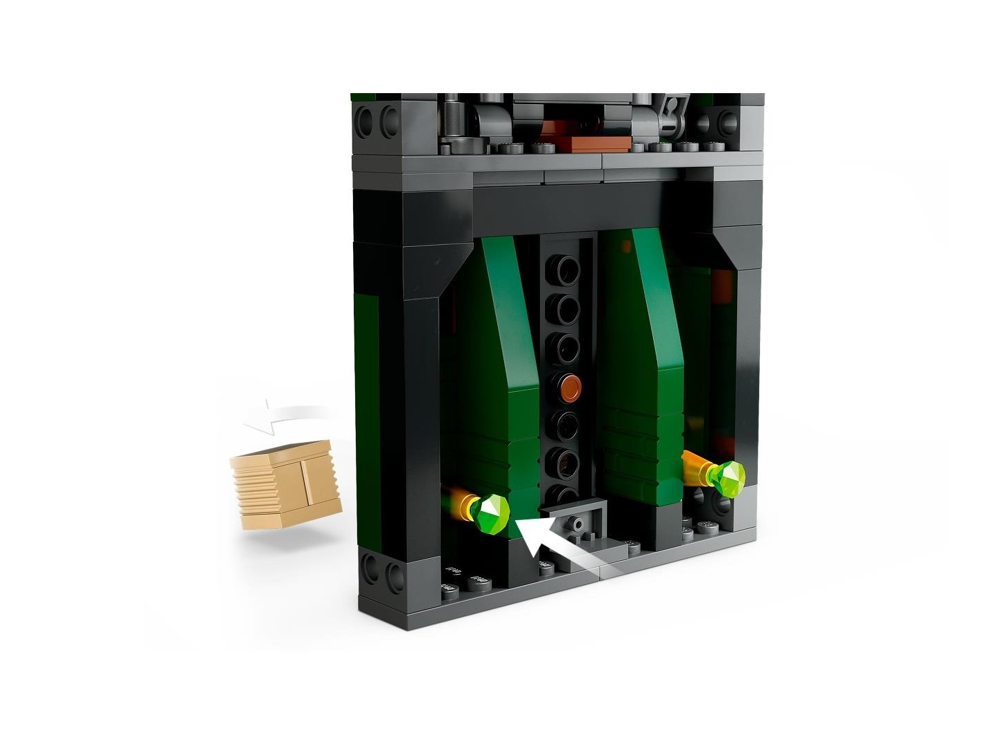 Ein Lego-Bauwerk mit grünen Elementen, goldenen Kristallen, einer Pfeilgrafik und einem schwebenden Goldklotz.