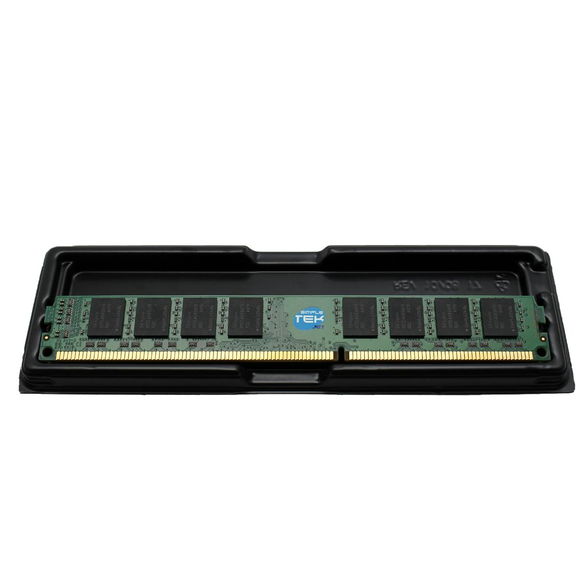 Scheda di memoria RAM verde in una confezione di plastica nera su sfondo bianco.