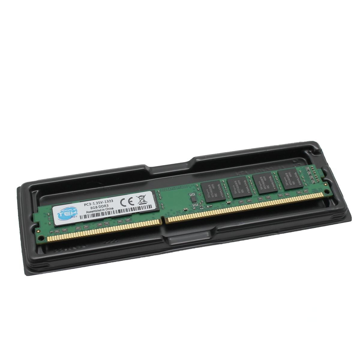Un banco di memoria RAM verde in un vassoio di plastica nera su sfondo bianco.