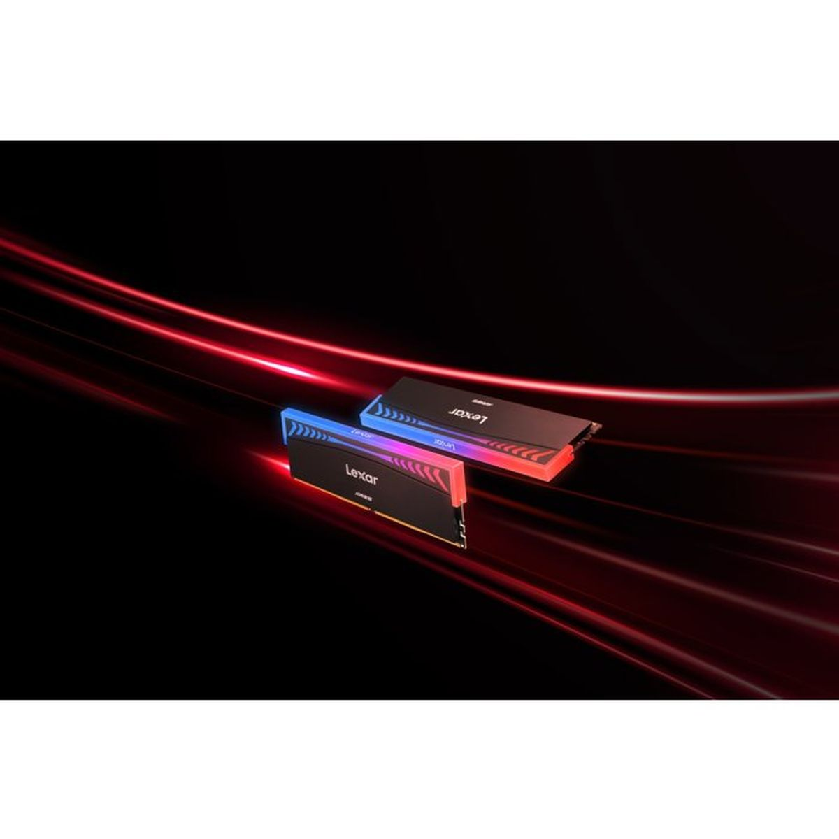 Due moduli RAM Lexar con illuminazione RGB su sfondo nero con scie di luce rossa.