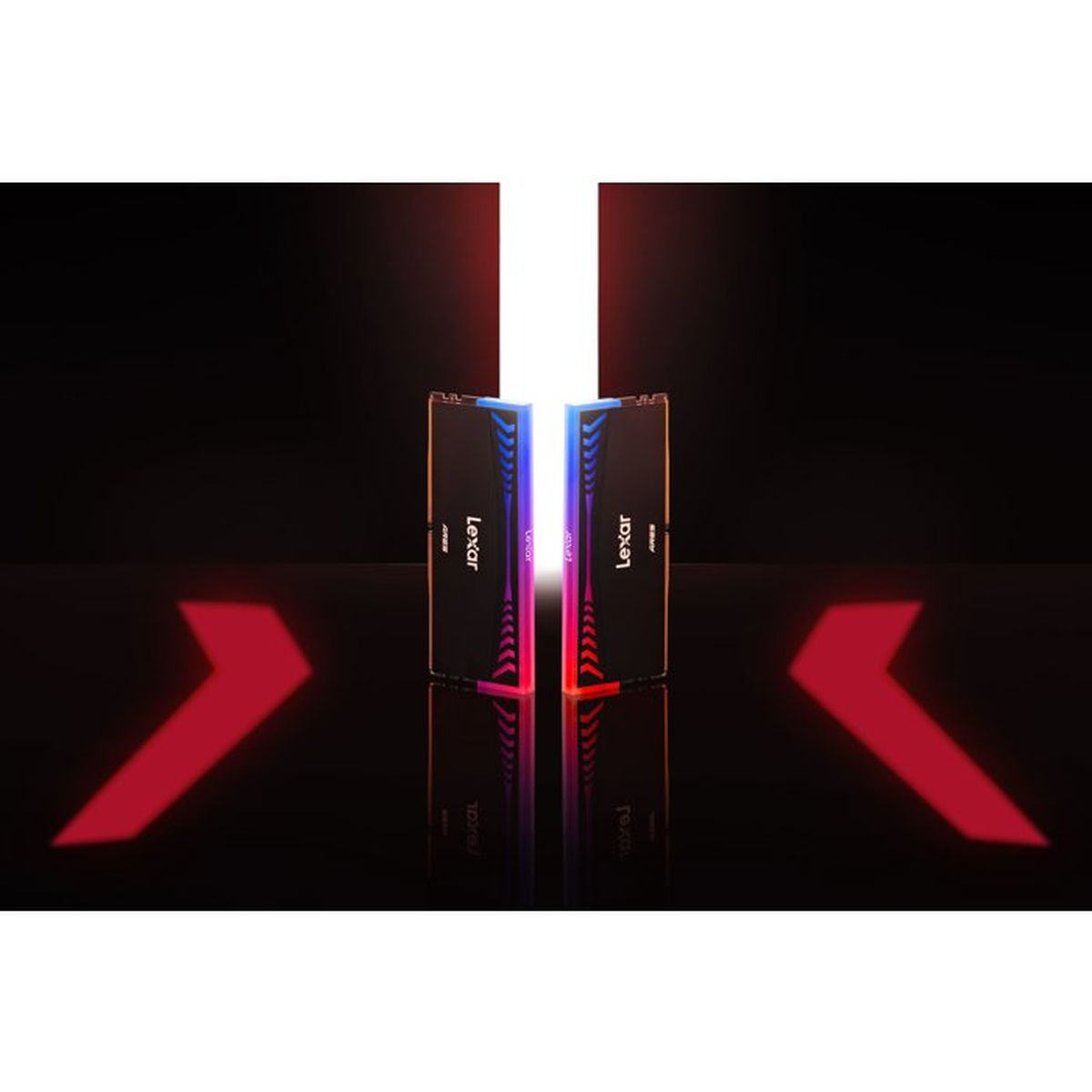 Due banchi RAM Lexar con illuminazione RGB su superficie riflettente e sfondo nero.