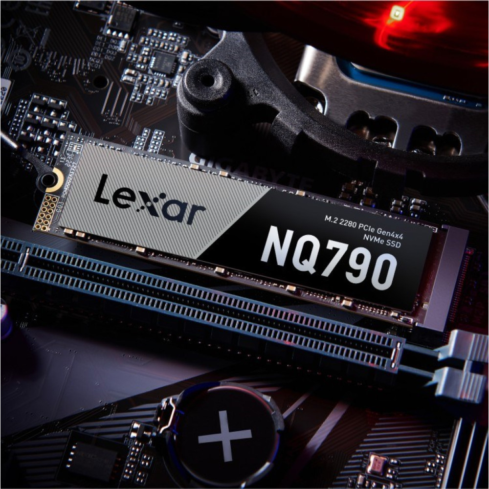 Primo piano di un SSD Lexar NQ790 M.2 NVMe installato su una scheda madre scura.