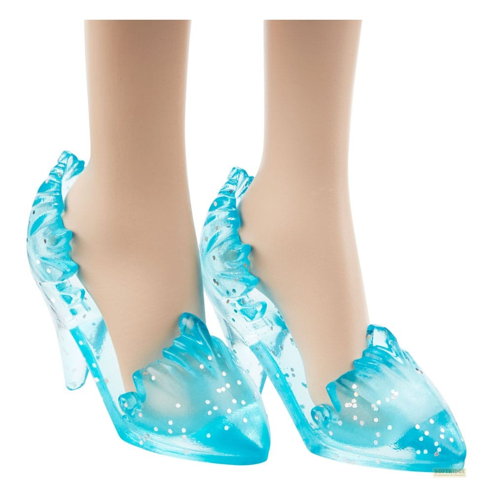 Piernas de muñeca con tacones de cristal azul brillante.