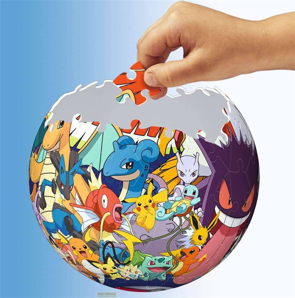 Una mano inserisce un pezzo in un puzzle sferico dei Pokémon.