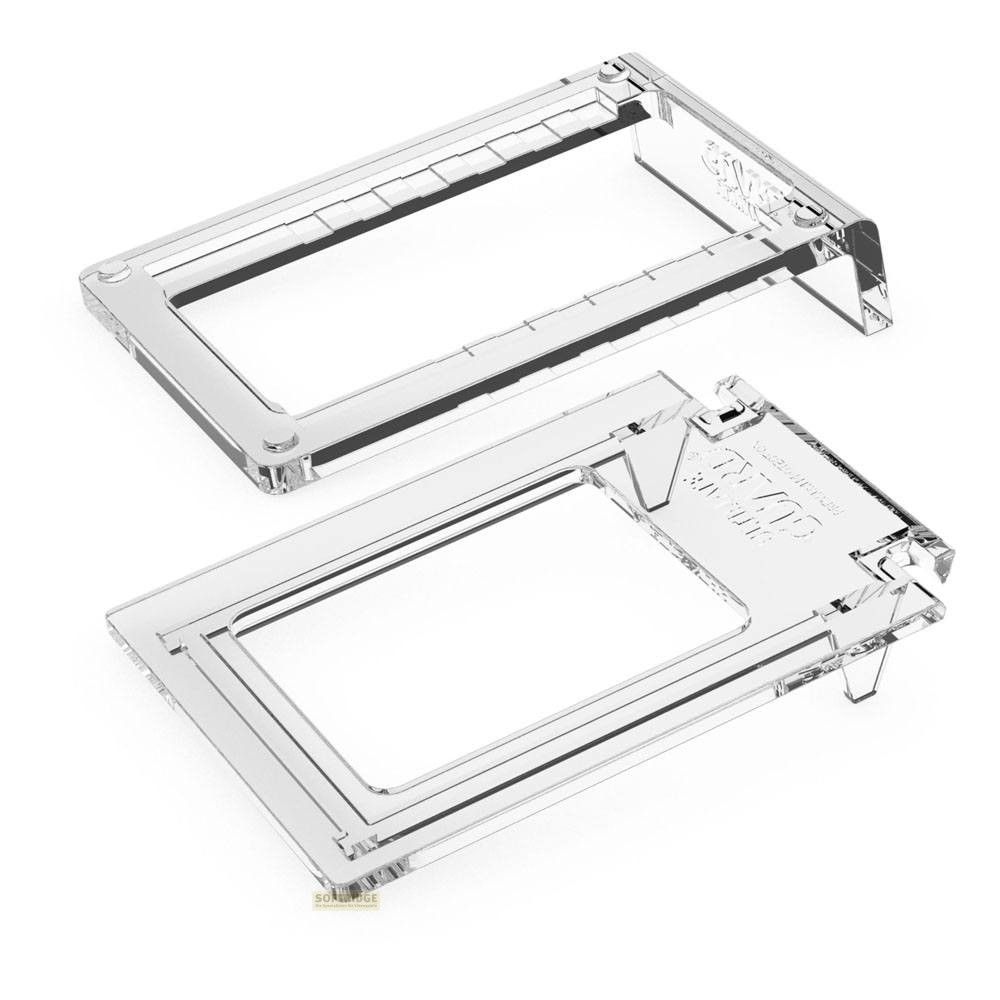 Deux présentoirs en acrylique transparent pour cartes à collectionner sur fond blanc.