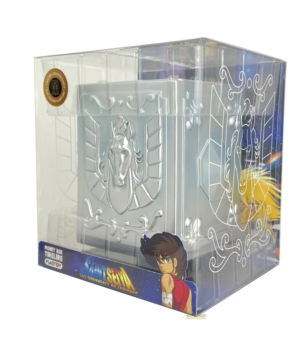 Una hucha plateada de Saint Seiya Pegasus Pandora Box dentro de un embalaje de plástico transparente.