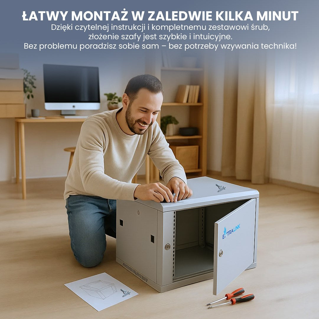 Uśmiechnięty mężczyzna skręca małą szarą szafę serwerową na drewnianej podłodze.
