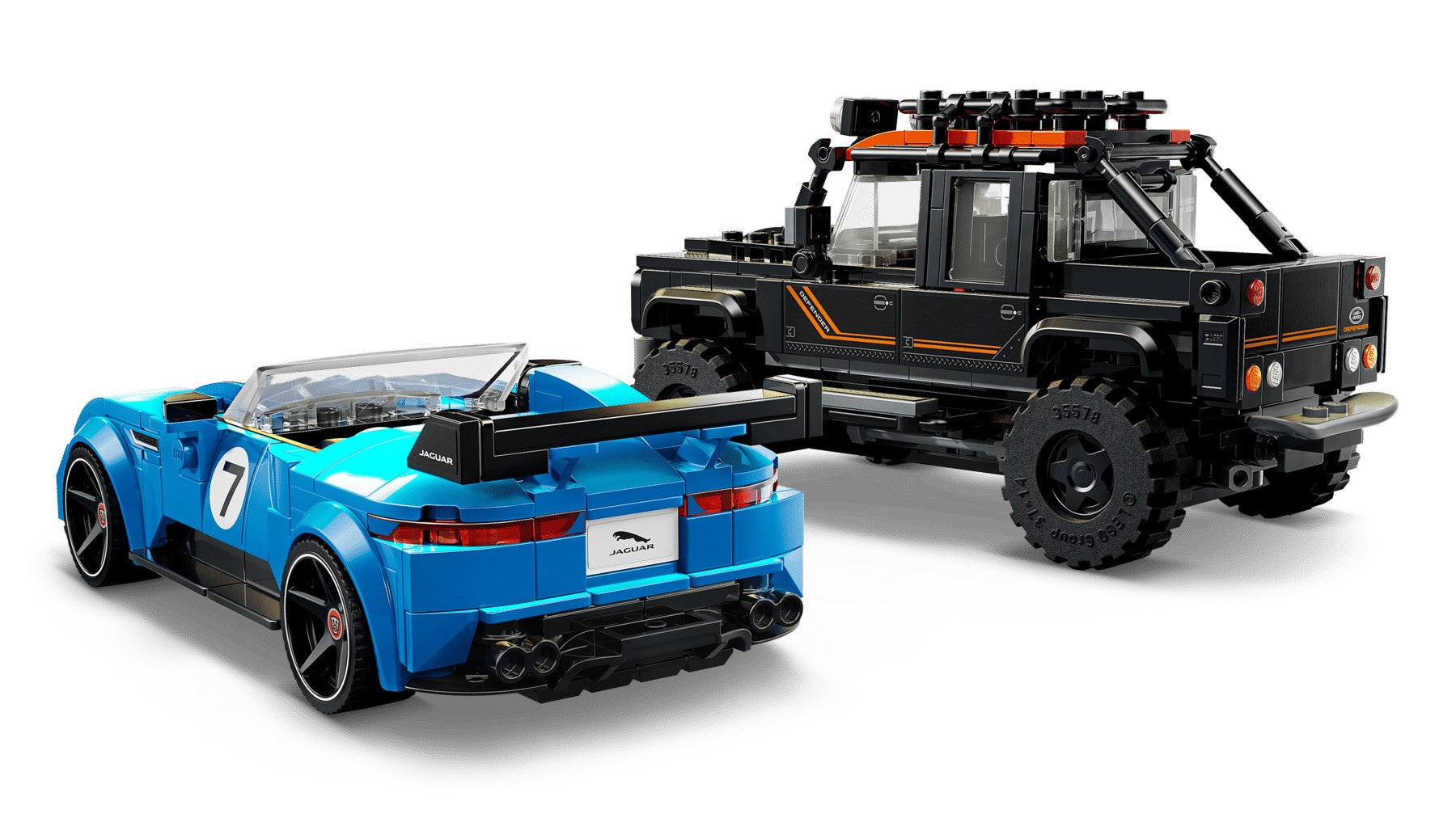 Dos coches Lego construidos: un coche deportivo Jaguar azul y un vehículo todoterreno Land Rover negro.