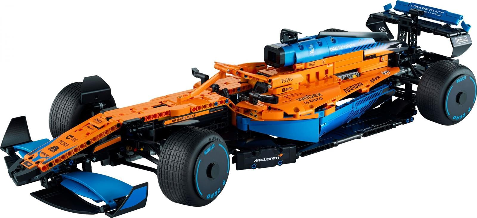 Ein detailliertes Lego Technic Formel-1-Rennauto in den Farben Blau und Orange auf weißem Hintergrund.