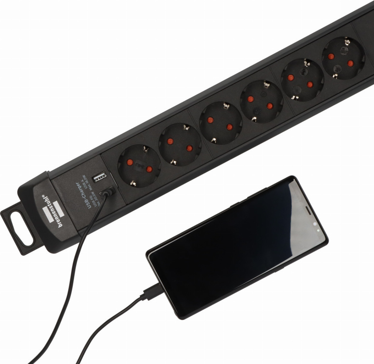USB bağlantı noktalarına sahip siyah bir uzatma kablosu, beyaz arka planda bir akıllı telefonu şarj ediyor.
