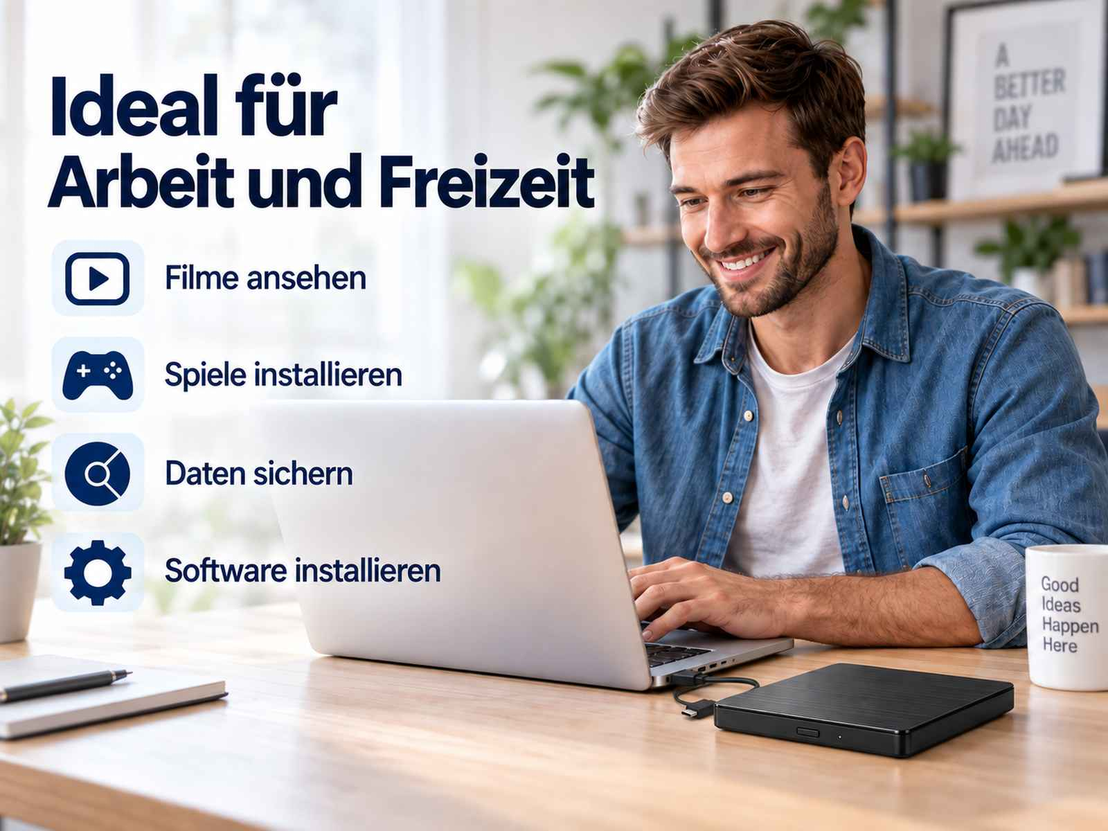 Ein lächelnder Mann sitzt vor einem Laptop an einem Holztisch, verbunden mit einer externen Festplatte.