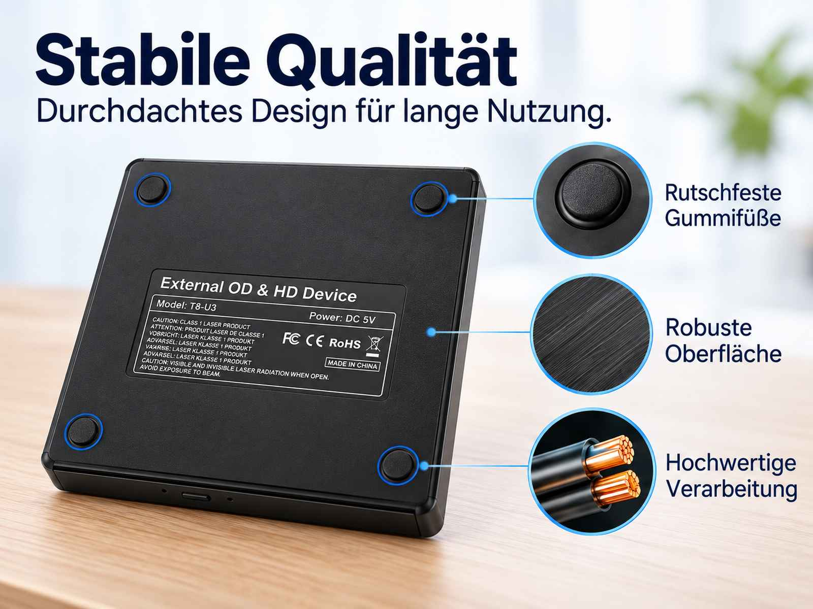Die Unterseite eines schwarzen elektronischen Geräts mit Gummifüßen und einem Produktaufkleber.