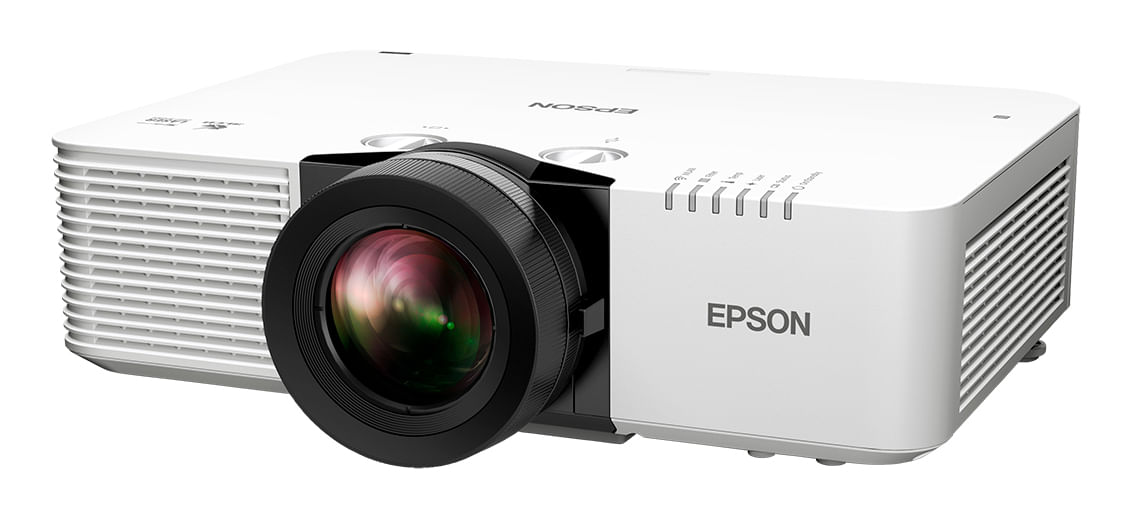 Un proyector Epson blanco con lente negra sobre fondo blanco.